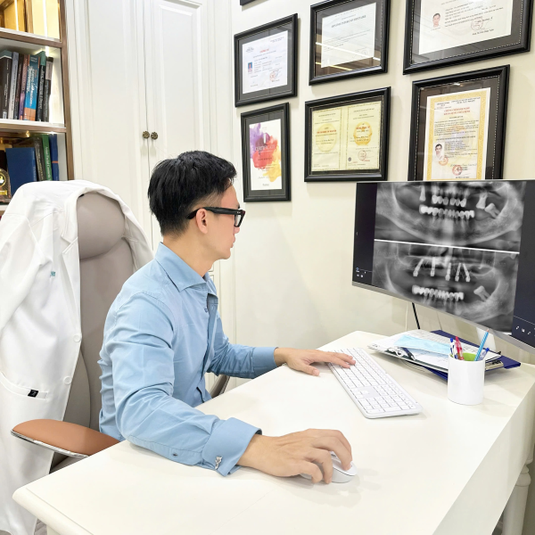 Theo dõi các phản ứng răng miệng và liên hệ tái khám với bác sĩ khi có vấn đề