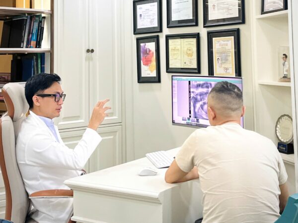 Khám phá quy trình trồng răng Implant chuẩn từ A-Z 5 Trước khi quyết định trồng răng cần trao đổi tình trạng sức khỏe với bác sĩ