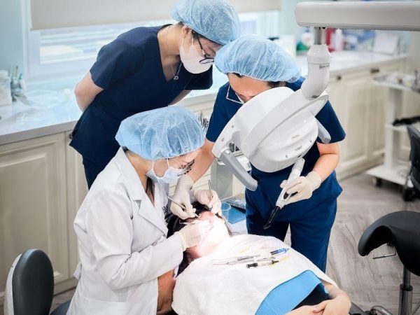 Bảng giá niềng răng mắc cài sứ mới nhất và 3+ yếu tố ảnh hưởng 4 Đội ngũ bác sĩ tại Platinum Dental Group có chuyên môn sâu về chỉnh nha