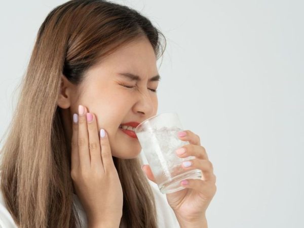 Bọc răng sứ có tốt không? Đánh giá từ A đến Z 6 Sau khi bọc răng sứ, bạn có thể cảm thấy ê răng hoặc nhạy cảm nhẹ khi ăn uống