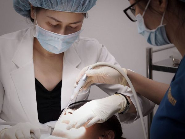 Bọc răng sứ có bị hôi miệng không? Câu trả lời từ chuyên gia 4 Khi phát hiện hơi thở có mùi sau khi bọc răng sứ, bạn nên đến nha khoa uy tín để được bác sĩ kiểm tra