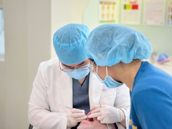 Bọc răng sứ có bị hôi miệng không? Câu trả lời từ chuyên gia 6 Các bác sĩ tại Platinum Dental Group đều có kinh nghiệm lâm sàng dày dặn