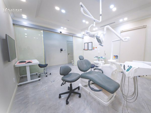 Bọc răng sứ có bị hôi miệng không? Câu trả lời từ chuyên gia 7 Trang thiết bị hiện đại, không gian sạch sẽ đạt chuẩn quốc tế