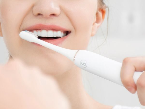 Bọc răng sứ có bị hôi miệng không? Câu trả lời từ chuyên gia 9 Đánh răng đúng cách ít nhất hai lần mỗi ngày để loại bỏ vi khuẩn gây mùi