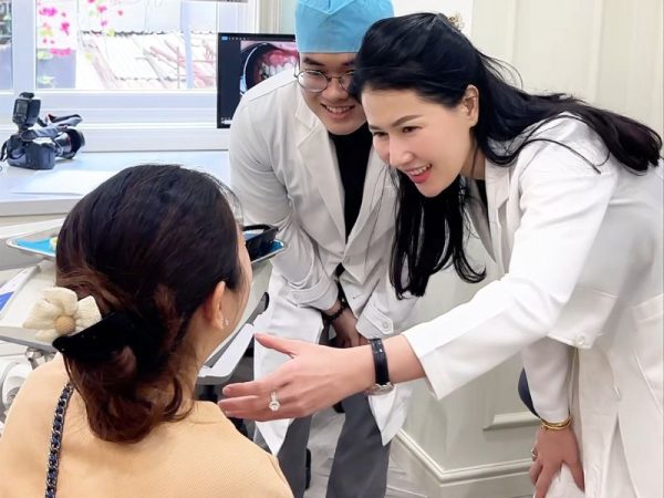 Dán sứ 2 răng cửa bao nhiêu tiền? Toàn bộ quy trình và những điều cần chú ý 7 Platinum Dental Group sở hữu đội ngũ bác sĩ chuyên nghiệp và công nghệ hiện đại, mang lại nụ cười tự tin cho bạn