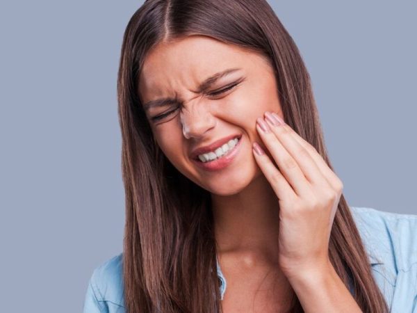 Làm răng sứ có đau không? Địa chỉ bọc răng sứ không đau 2 Đau sau khi làm răng sứ thường xuất phát từ kỹ thuật sai hoặc chăm sóc chưa đúng cách