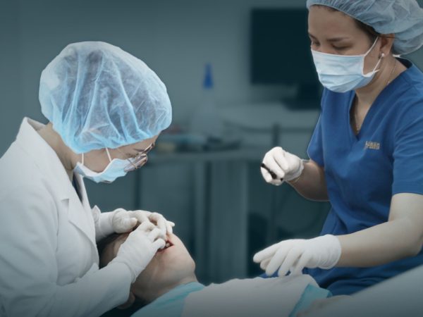 Làm răng sứ mất bao lâu? Tìm hiểu quy trình thực hiện và những lưu ý quan trọng 7 Platinum Dental Group - nơi hội tụ công nghệ hiện đại và chuyên môn hàng đầu trong phục hình răng sứ