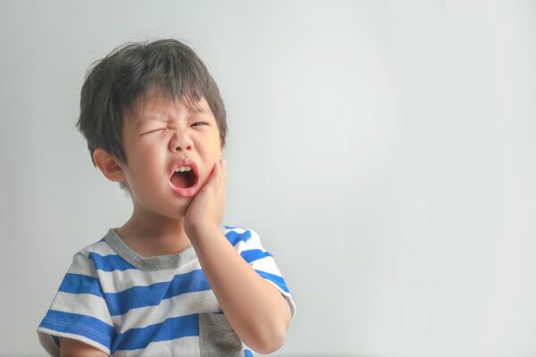 Nhổ Răng Sâu Cho Trẻ Và Thông Tin Cơ Bản Cha Mẹ Cần Biết 23 Nên nhổ răng sâu tại phòng khám nha khoa