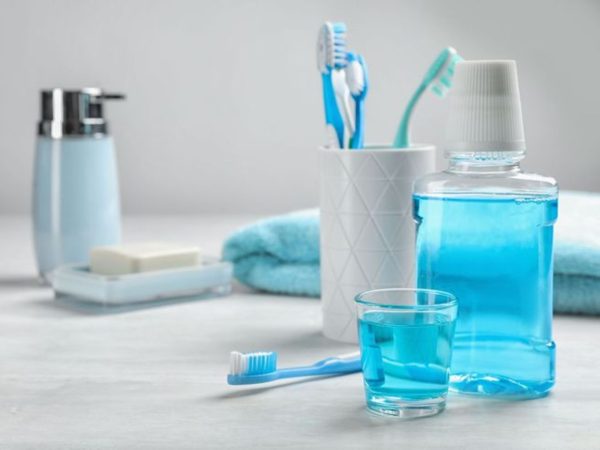 Vệ sinh hằng ngày bằng nước súc miệng giúp bảo vệ răng sứ kim loại tốt hơn