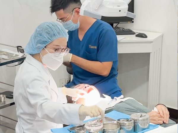 Dán răng sứ không mài - Giải pháp thẩm mỹ không xâm lấn 10 Bác sĩ sẽ thử lên răng để kiểm tra màu sắc, độ vừa vặn và sự cân đối