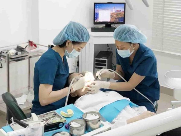 Kỹ năng và kinh nghiệm của bác sĩ đóng vai trò quan trọng trong việc rút ngắn thời gian trồng răng Implant