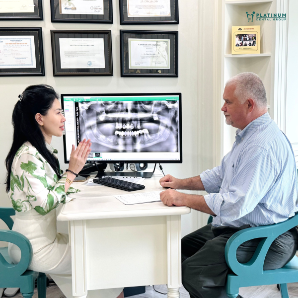 Bác sĩ tư vấn các yếu tố ảnh hưởng đến khả năng trồng răng Implant cho người già