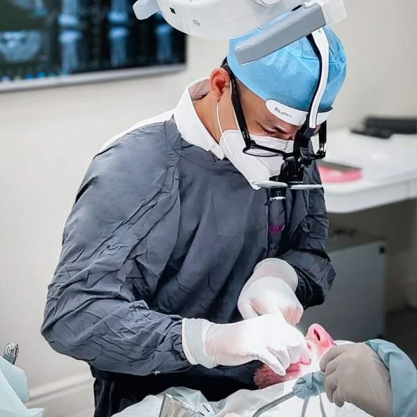 Khi trụ Implant đã tích hợp hoàn toàn vào xương hàm, bác sĩ sẽ tiến hành lắp mão sứ lên trụ, hoàn thiện quá trình trồng răng
