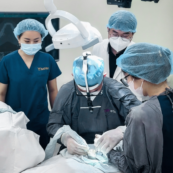 Sau khi kết quả xét nghiệm đạt yêu cầu, bác sĩ sẽ tiến hành cấy trụ Implant vào xương hàm