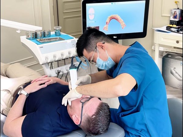 Răng sứ bị hở: Dấu hiệu, nguyên nhân và cách khắc phục hiệu quả 3 Tay nghề bác sĩ đóng vai trò quyết định trong quá trình bọc răng sứ