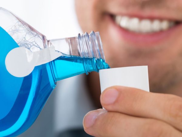 Đánh răng ít nhất 2 lần mỗi ngày kết hợp nước súc miệng để loại bỏ mảng bám