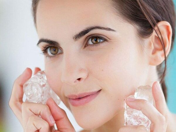 Chườm lạnh bên ngoài vùng má ở vị trí cấy Implant sẽ giúp giảm sưng và tê bớt cảm giác đau