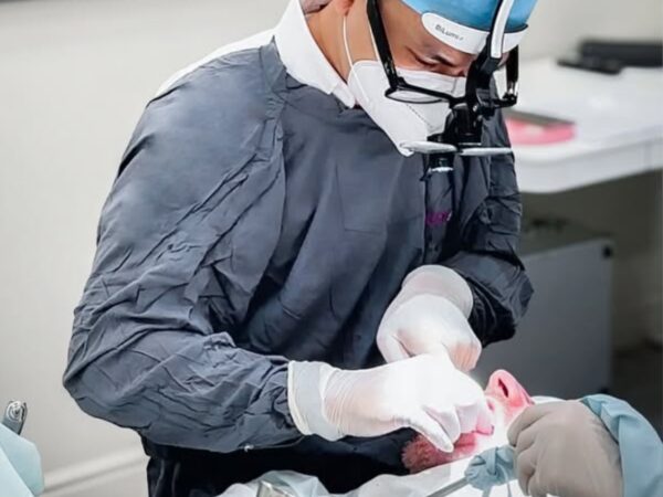 Bước đầu bác sĩ sẽ tiến hành kiểm tra tổng quát sức khỏe răng miệng
