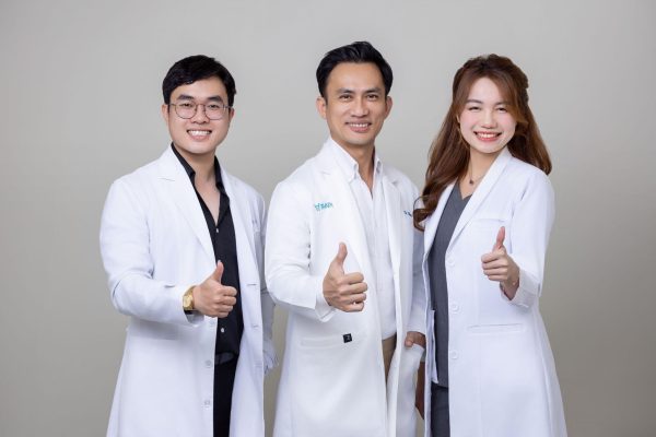 Trồng răng Implant All On 4 - Giải pháp phục hồi răng toàn hàm hiệu quả 9 ThS, BS CKII Dương Minh Tùng và các bác sĩ khác tại Platinum Dental Group có chuyên môn sâu và nhiều kinh nghiệm trong trồng răng Implant All On 4