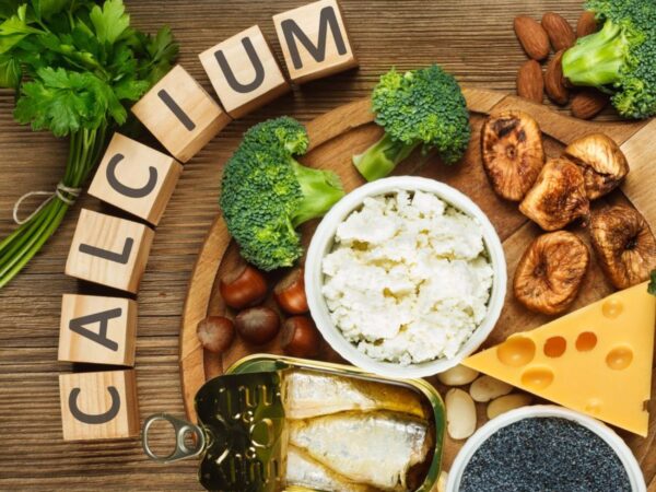 Người bệnh nên bổ sung thực phẩm giàu canxi để hỗ trợ quá trình tái tạo xương