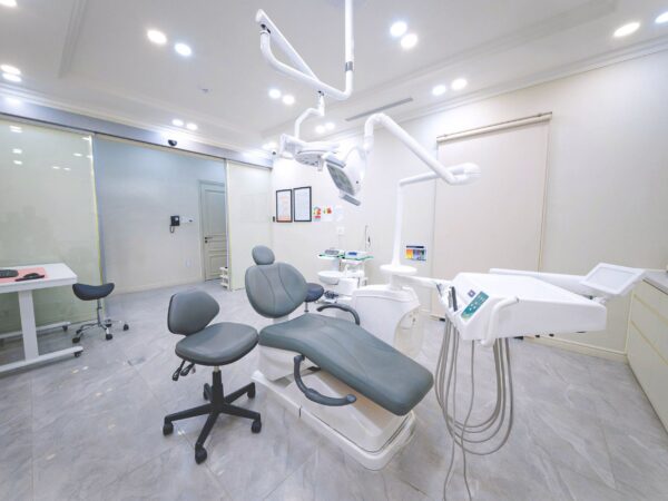 Tác hại của việc trồng răng Implant: Những biến chứng cần biết và cách phòng tránh 10 Mỗi ca Implant tại Platinum Dental Group đều được tiến hành theo quy trình khép kín, vô trùng tuyệt đối và đúng chuẩn y khoa