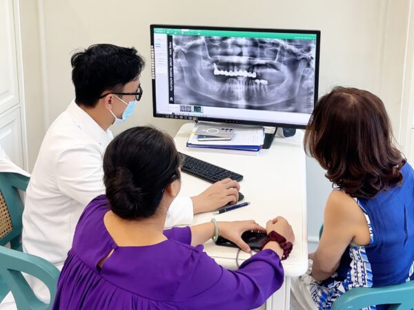 Tác hại của việc trồng răng Implant: Những biến chứng cần biết và cách phòng tránh 6 Tại Platinum Dental Group, việc thăm khám trước khi cấy ghép Implant được thực hiện kỹ lưỡng và chu đáo, đảm bảo phác đồ điều trị phù hợp nhất cho bệnh nhân