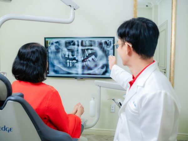 Chi phí trồng răng Implant được bác sĩ tư vấn rõ ràng cho bệnh nhân