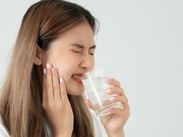Gọi tên các biến chứng sau khi bọc răng sứ thường gặp và cách phòng tránh 1 Biến chứng ê buốt kéo dài