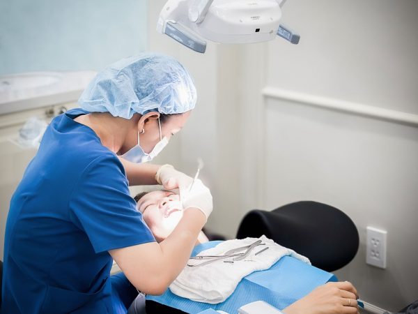 Gọi tên các biến chứng sau khi bọc răng sứ thường gặp và cách phòng tránh 4 Tay nghề bác sĩ đóng vai trò quyết định đến sự thành công của ca bọc răng sứ