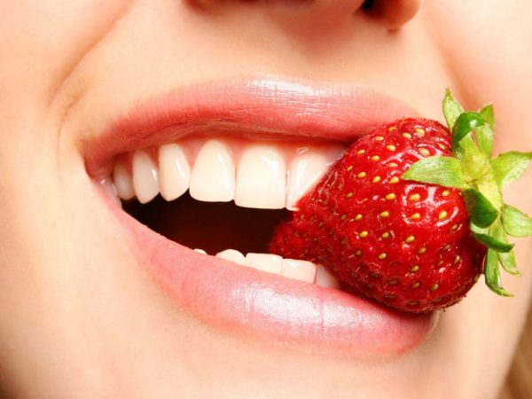 Những thói quen hàng ngày cũng ảnh hưởng trực tiếp đến tuổi thọ răng sứ