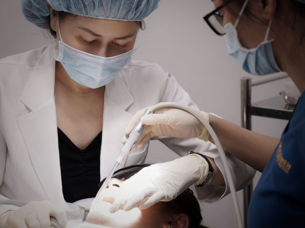 Khám răng định kỳ 6 tháng/lần là thói quen quan trọng để kéo dài tuổi thọ răng sứ