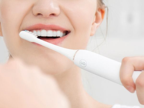 Giải đáp: Có nên làm răng sứ không? 7 Chải răng 2 lần mỗi ngày để bảo vệ răng tốt hơn