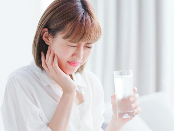 Những trường hợp không nên bọc răng sứ - Cẩn trọng trước khi làm 2 Răng nhạy cảm thường có biểu hiện ê buốt khi ăn đồ nóng, lạnh hoặc chua ngọt, cần điều trị khỏi trước khi bọc sứ.