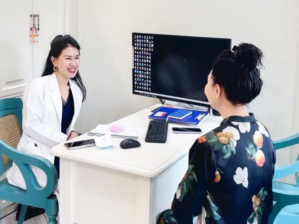 Nhiều người cảm thấy ngại cười, ngại giao tiếp khi răng bị nhiễm Tetracycline