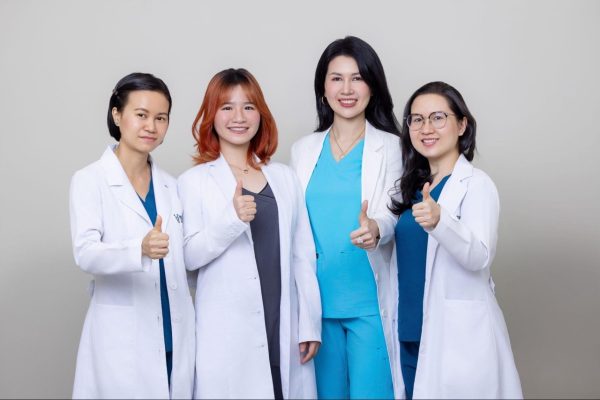 Bác sĩ Lan Anh (người thứ 2 từ phải qua) cùng các bác sĩ có chuyên môn răng sứ tại Platinum Dental Group. 