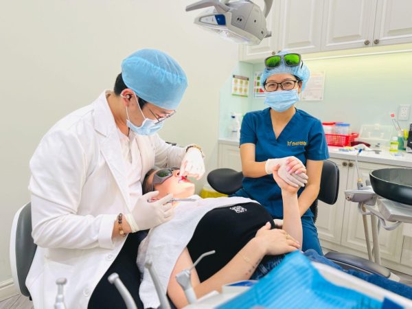 Đội ngũ bác sĩ chuyên môn cao tại Platinum Dental Group trực tiếp thực hiện quy trình, đảm bảo cùi giả được đặt đúng kỹ thuật, an toàn và tối ưu hiệu quả phục hồi
