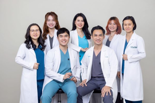 Hàm Tháo Lắp Trên Implant: Giải Pháp Nào Tốt Nhất Cho Người Mất Răng? 5 Bác sĩ Dương Minh Tùng (chính giữa bên phải) là giám đốc chuyên môn tại Platinum Dental Group
