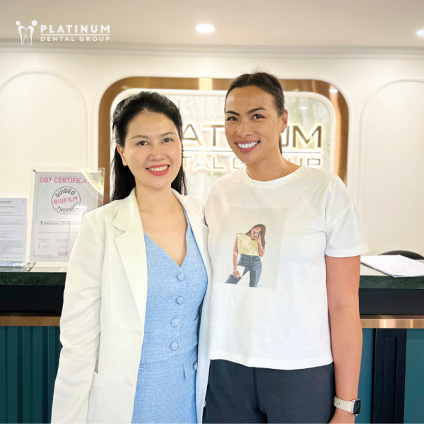 How long does a crown take? Learn the process and important notes about porcelain teeth 8 Customers take a photo with the treating doctor, Dr. Tran Lan Anh