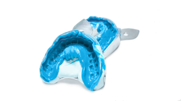 Lấy dấu răng bằng cao su có khả năng sao chép chi tiết cực kì tốt