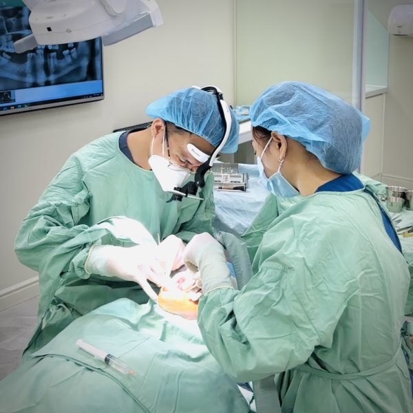 Các bác sĩ Platinum Dental Group đang thực hiện nâng xoang hở trước khi cấy Implant