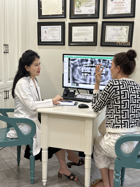 Bác sĩ đang tư vấn những điều cần lưu ý sau khi phẫu thuật nâng xoang hở với bệnh nhân