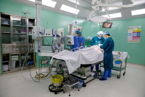 Phẫu thuật được thực hiện tại phòng mổ đạt chuẩn y tế