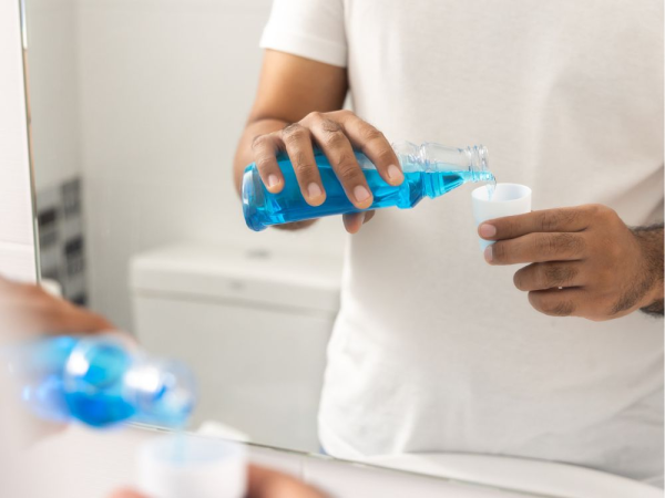 Bệnh nhân nên sử dụng nước muối hoặc dung dịch chuyên dụng theo chỉ dẫn của bác sĩ sau khi phẫu thuật gọt hàm