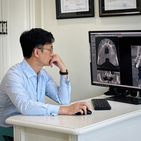 ThS.BS CKII Dương Minh Tùng là người trực tiếp khám, kiểm tra và lên phác đồ phẫu thuật gọt hàm tại Platinum Dental Group