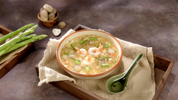 Sau phẫu thuật hàm bệnh nhân nên ăn thức ăn mềm, lỏng như cháo, súp