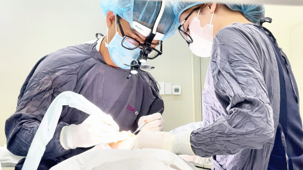 Bác sĩ Dương Minh Tùng với hơn 16 năm kinh nghiệm trực tiếp phẫu thuật hàm mặt