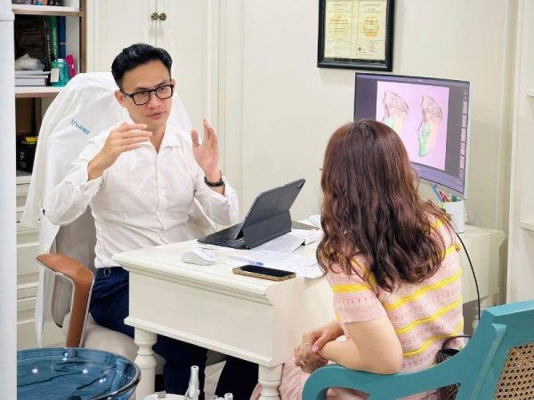 Bác sĩ Dương Minh Tùng trực tiếp thăm khám cho bệnh nhân cần phẫu thuật xương hàm