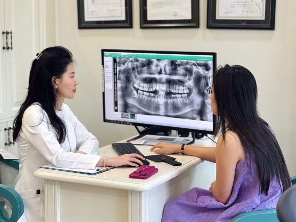 Discover the safe porcelain teeth making process at Platinum Dental Group 15 Dr. Tran Lan Anh is consulting a client about the treatment plan