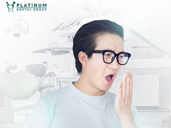 Răng bọc sứ bị viêm tủy: Nguyên nhân, dấu hiệu và cách xử lý hiệu quả 5 Hơi thở có mùi ngoài việc vệ sinh răng miệng kém có thể là tuỷ răng đã bị hư hại