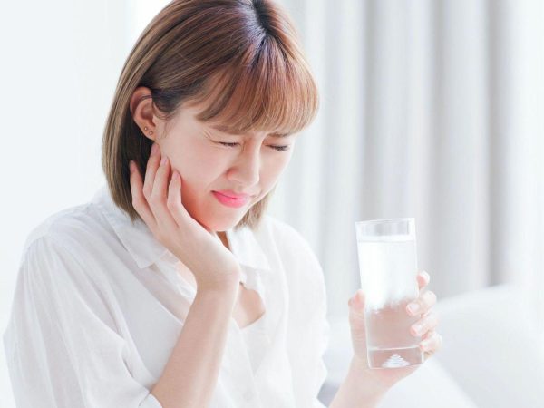 Răng bọc sứ bị viêm tủy: Nguyên nhân, dấu hiệu và cách xử lý hiệu quả 4 Ê buốt kéo dài khi ăn đồ lạnh có thể là biểu hiện ban đầu của viêm tủy răng